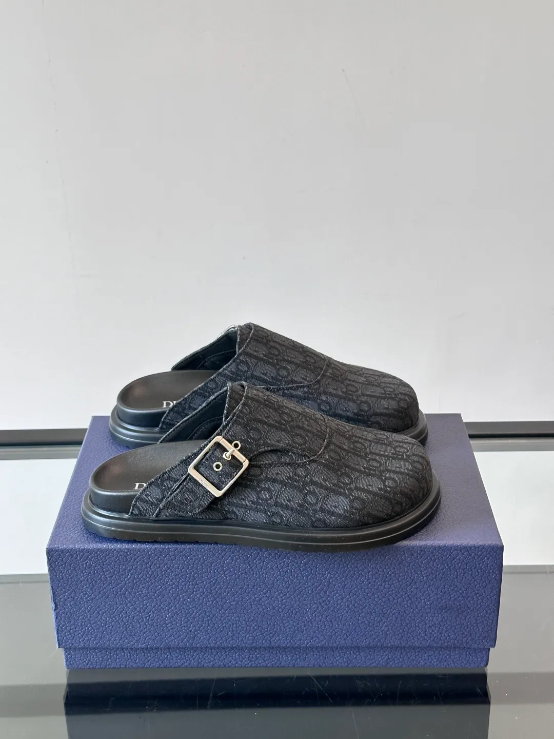 P360 Dior's new mules are new. I think closed-toe mules are really cool for boys. They are Dior's most classic oblique print and are fashionable and comfortable. These Dior Aqua mules combine modern style and classic design. Beige and black Oblique printed fabric upper with adjustable straps and a metal-clad copper alloy Dior buckle for added style. Paired with black leather, rubber and EVA notch soles, they can be easily paired with a variety of casual outfits. size: 38-45 (38.45 customized)